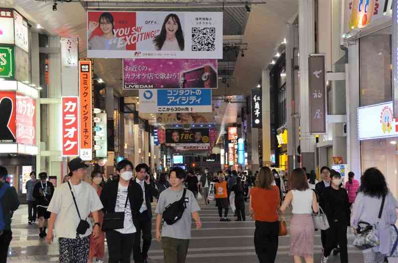 金曜夜の下通アーケード。人流は回復傾向だが、コロナ禍前の水準には達していないようだ＝9日、熊本市中央区