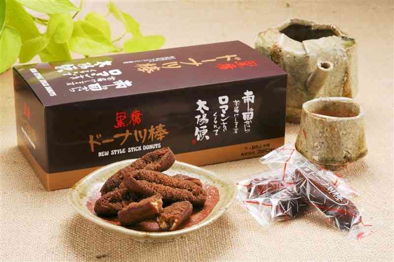 JR九州が子会社化したフジバンビは、熊本を代表する土産品「黒糖ドーナツ棒」で知られる（JR九州提供）