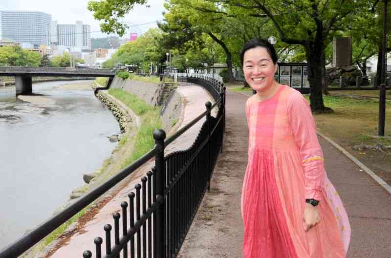 インタビューに答える安發明子さん。本年度は出身地の鹿児島とパリを行き来し、福祉制度の研究に取り組む＝5月、鹿児島市加治屋町