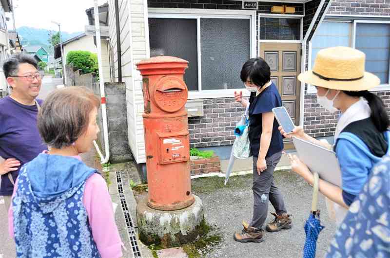 高森駅周辺の散策コースを下見する高森観光推進機構の職員ら＝高森町