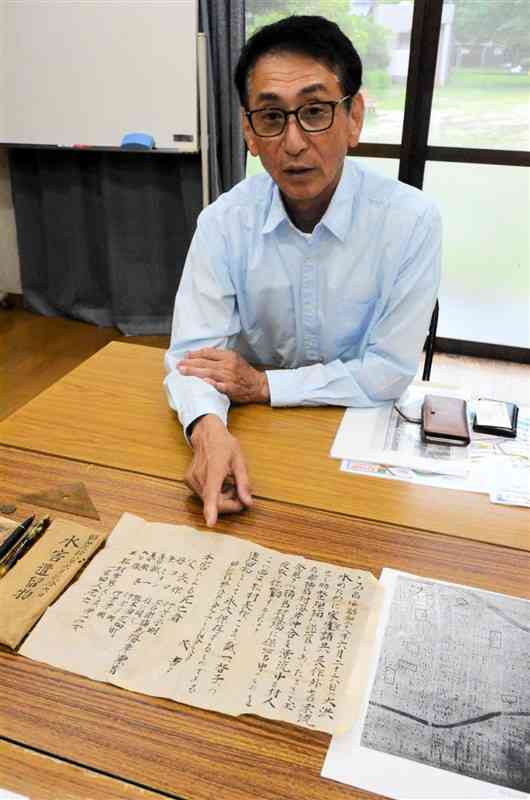 父親の茂さんが保管していた形見の品を指し示す松村誠一さん＝8日、熊本市中央区