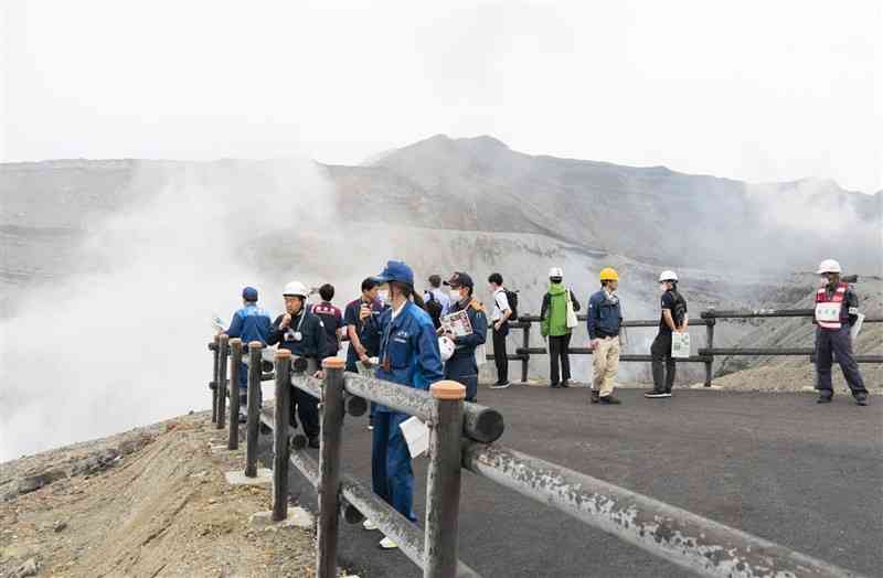 火口西側の新見学エリア「Eゾーン」を視察する阿蘇火山防災会議協議会のメンバーら＝14日午後、阿蘇市（阿蘇火山防災会議協議会提供）