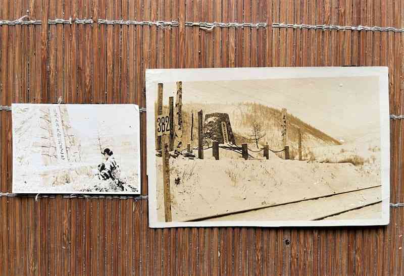 林田さんに返還された荒木克業大尉の現地墓碑の写真（右）と、生家に残っていた現地墓碑の写真。碑の形や文字が一致している＝14日、熊本市南区