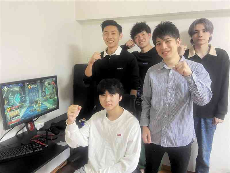 共同生活を通じてチーム力向上を図るeスポーツチーム「ラズリゲーミング」のメンバー＝熊本市