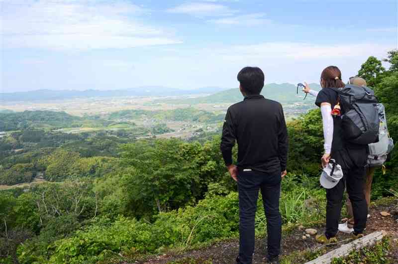 雄大な景色を一望できる足手荒神のある展望所＝菊池市