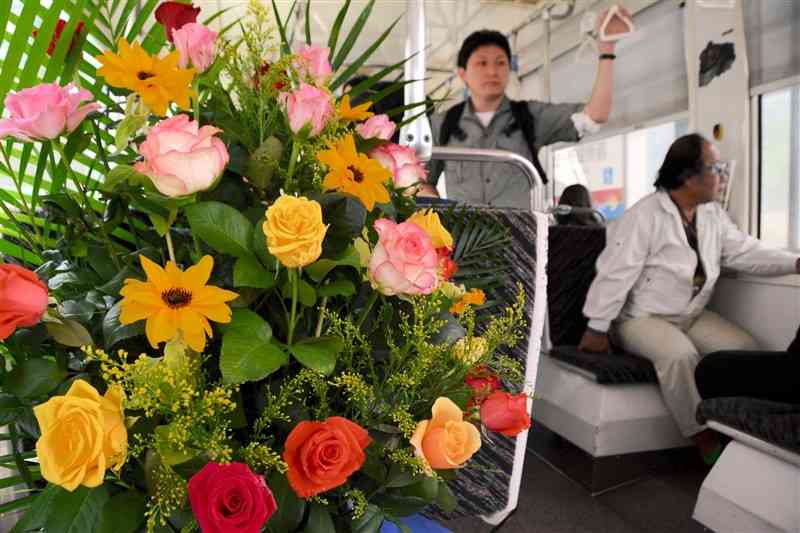 父の日に合わせて熊本市交通局が電車内に飾ったバラなどの生花＝熊本市中央区