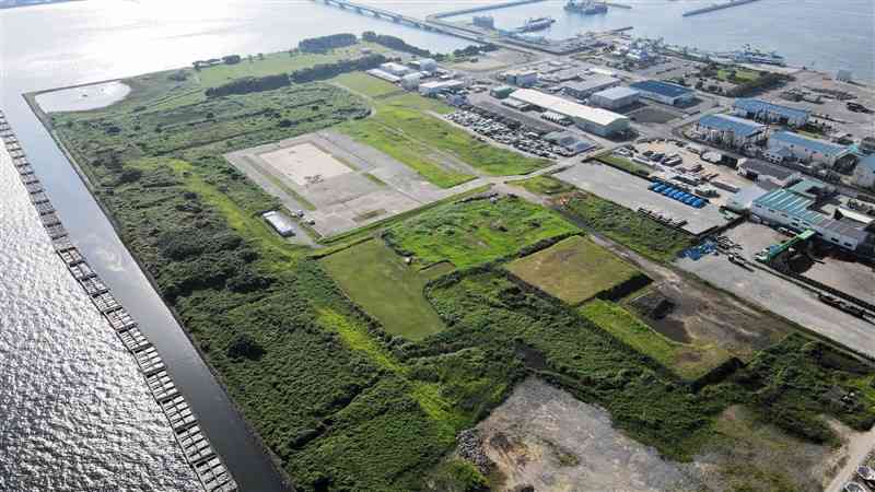 県が2024年度にも地盤改良工事を進める予定の熊本港臨海用地の第2次分譲地（手前側）。写真奥は同港のターミナル＝22年8月