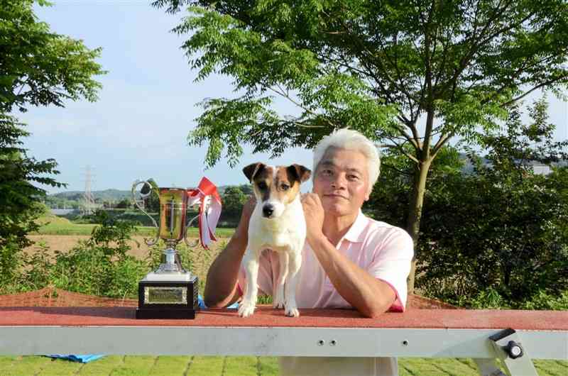 フリスビードッグ日本一決定戦小型犬の部で5年ぶりに優勝した川口輝さんと愛犬のジェイク＝熊本市北区