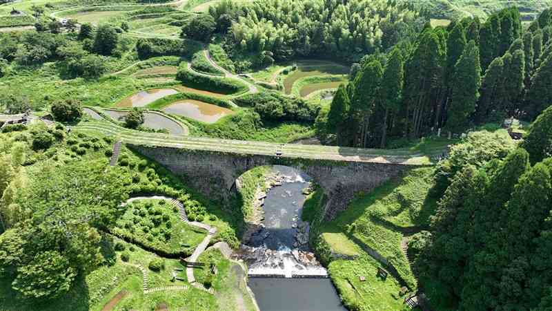 国の文化審議会が国宝指定を答申した通潤橋＝16日、山都町（谷川剛、石本智、ドローン撮影）