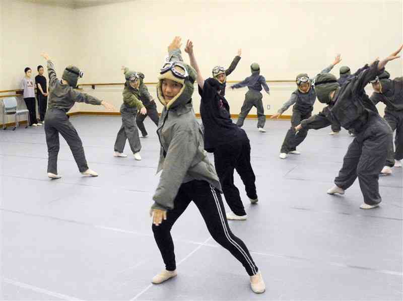 菊池飛行場の特攻隊員をテーマとした創作ダンスを練習するレイDANCE　STUDIOの生徒ら＝熊本市