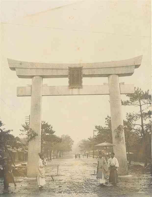 1930年ごろに建てられた当時の藤崎八旛宮の大鳥居。写真奥に続く参道は土がむき出しの歩道で、現在の車道は戦後に整備されたという（藤崎八旛宮提供）