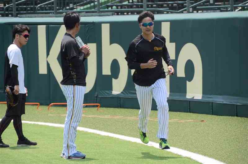 リーグ再開に向け、走り込みで調整する阪神の大竹耕太郎投手（右）＝20日、阪神甲子園球場