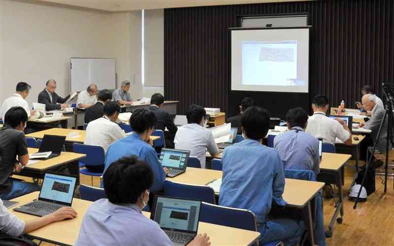 備前堀の確認調査や平櫓の石垣の復旧方法などについて意見を交わした熊本城文化財修復検討委員会＝23日、熊本市中央区