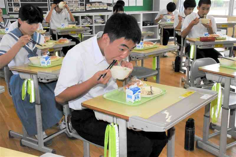 すいとんを食べる菊水中の生徒＝和水町