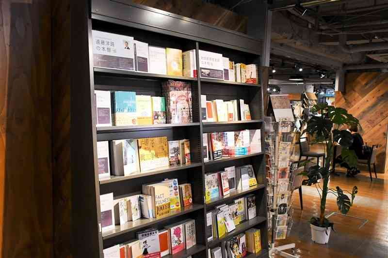 熊本市教委が薦める本を紹介する、蔦屋書店熊本三年坂の企画コーナー＝熊本市中央区