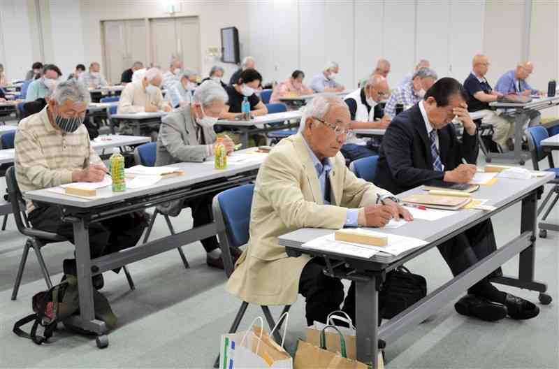 熊日肥後狂句大会の乱吟で作句する参加者＝熊本市中央区の熊日本社