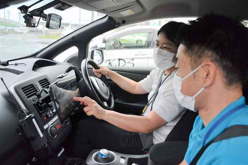 AI搭載車の運転を体験する参加者ら＝熊本市北区