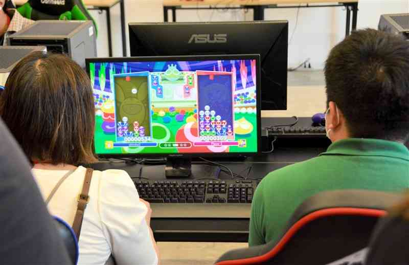 ゲームを通して交流する婚活イベントの参加者＝宇城市