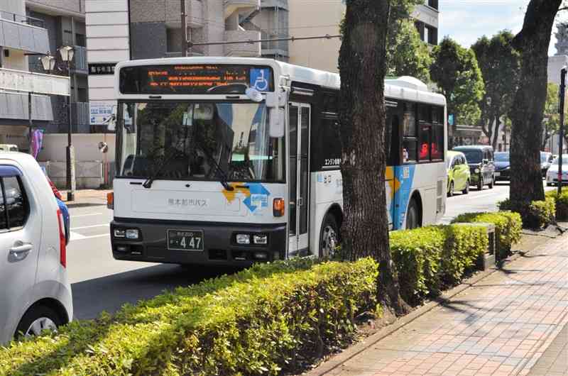 県庁通りを走行する路線バス＝27日、熊本市中央区（横川千夏）