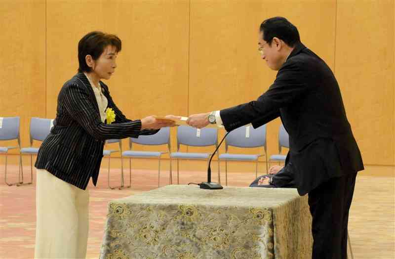 岸田文雄首相（右）から表彰状を受け取る豊田スイ子さん＝27日、首相官邸