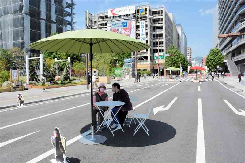 車両の通行を止め、歩行者空間とする社会実験を実施する辛島公園北側の市道＝22年5月、熊本市中央区