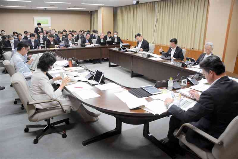 熊本市が市電の延伸計画について、軌道の一部を単線とする方針を示した市議会予算決算委員会＝28日、市議会棟