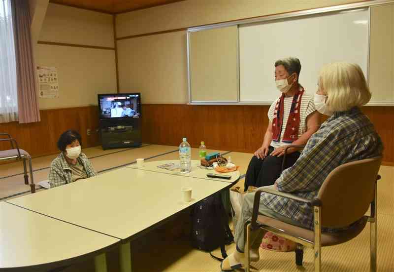 町保健センターに避難した住民。熊本豪雨の記憶から、大雨を警戒する＝30日、湯前町