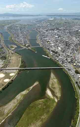 八代市街地を流れる球磨川。川は八代海（奧）に向かって流れている＝２０１３年（小野宏明）