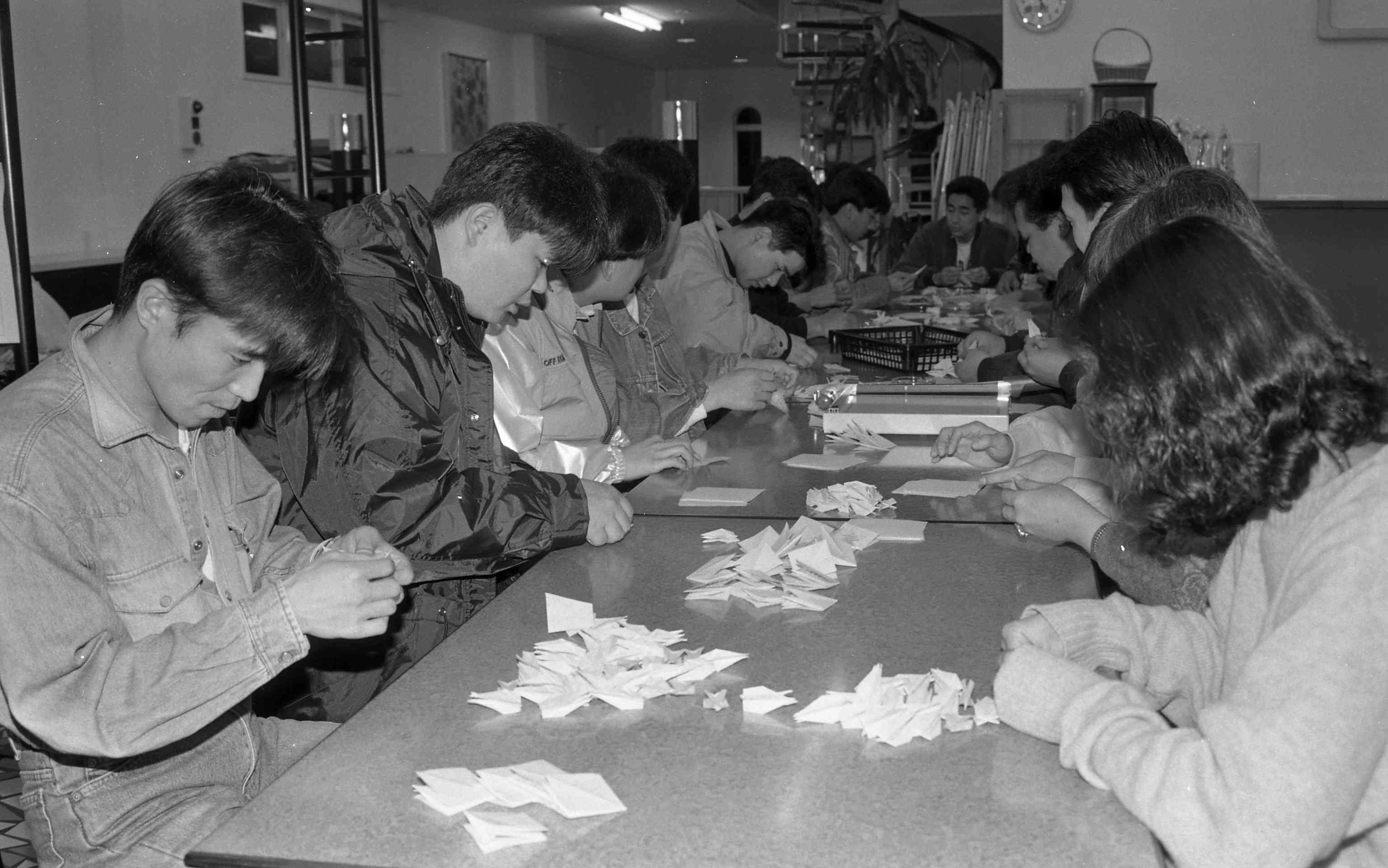 手術の成功を祈り、夜遅くまで千羽鶴を折る男性の友人ら＝1994年2月、荒尾市
