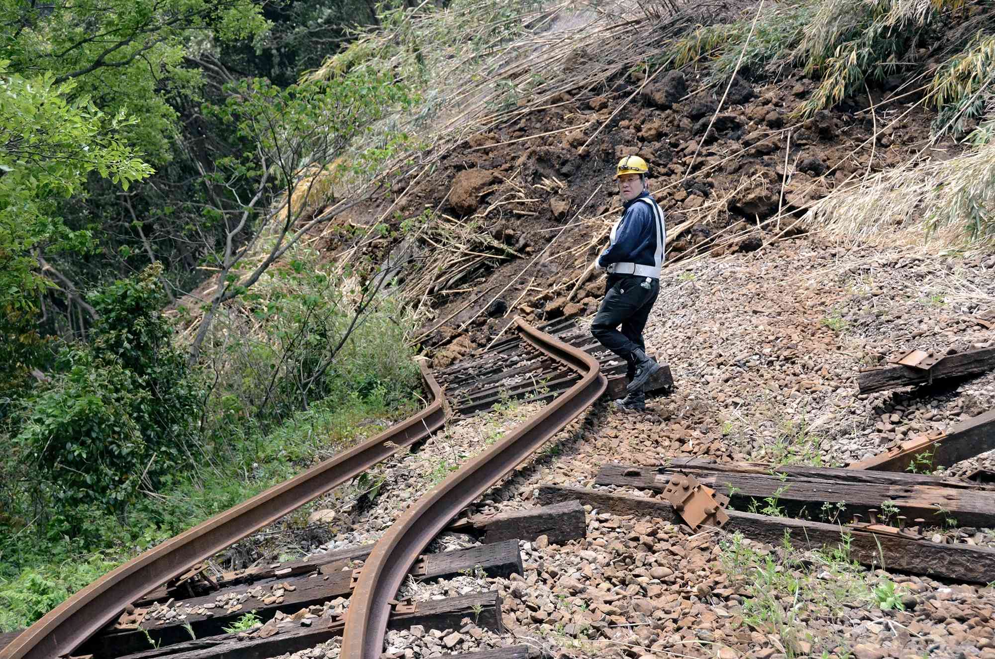 熊本地震で発生した土砂崩れに巻き込まれ曲がった南阿蘇鉄道の線路＝2016年4月26日、南阿蘇村立野