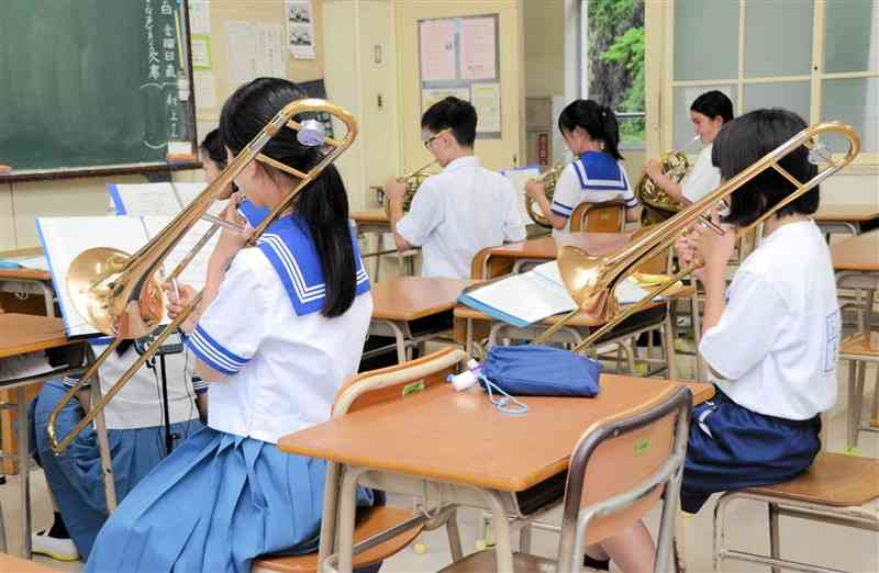 放課後に練習に励む三和中の吹奏楽部員。「部活動改革」は文化系も対象だ＝5月下旬、熊本市西区
