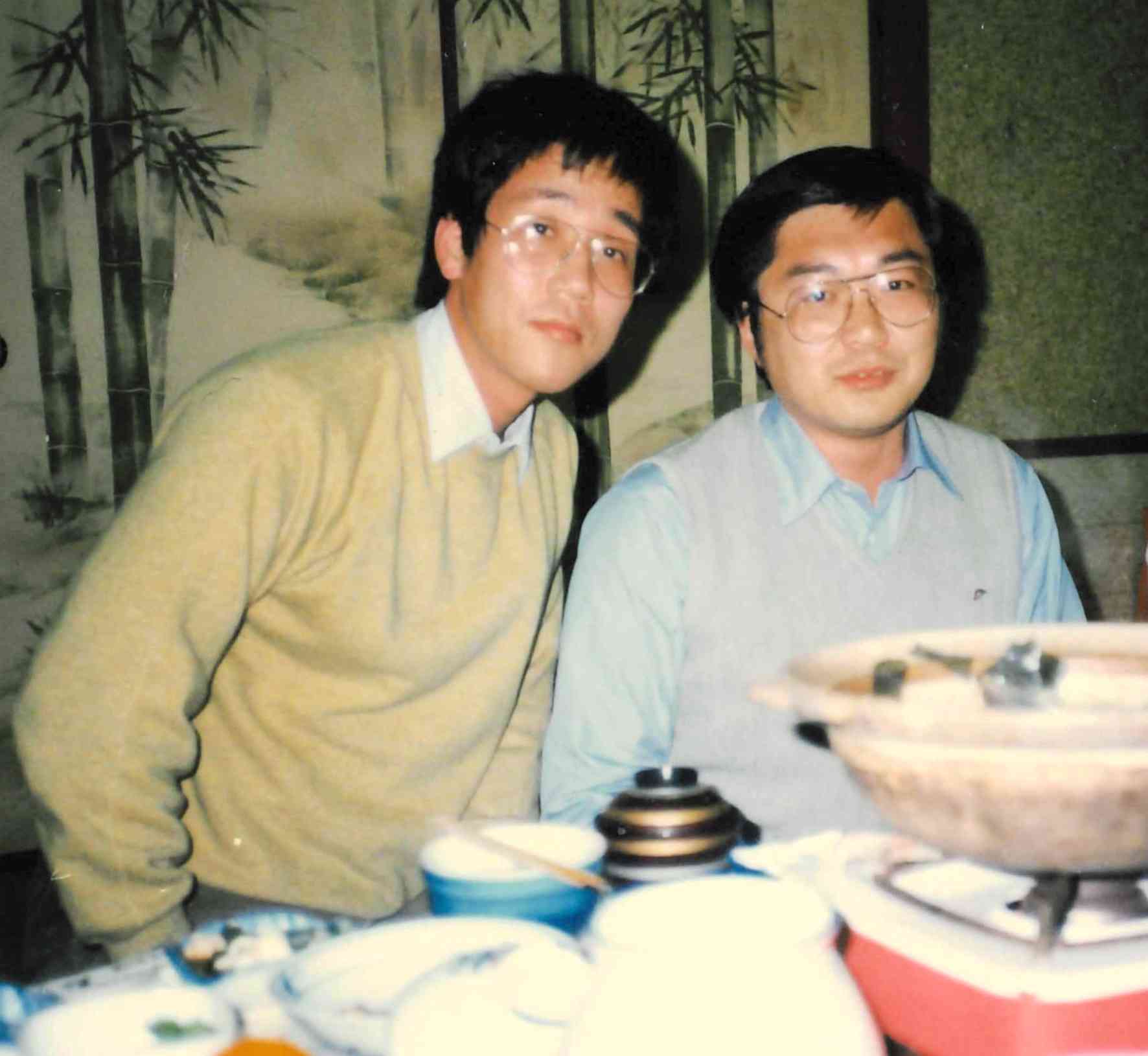 荒尾市民病院内科の懇親会で筆者（左）と藤瀬隆二内科部長＝1985年
