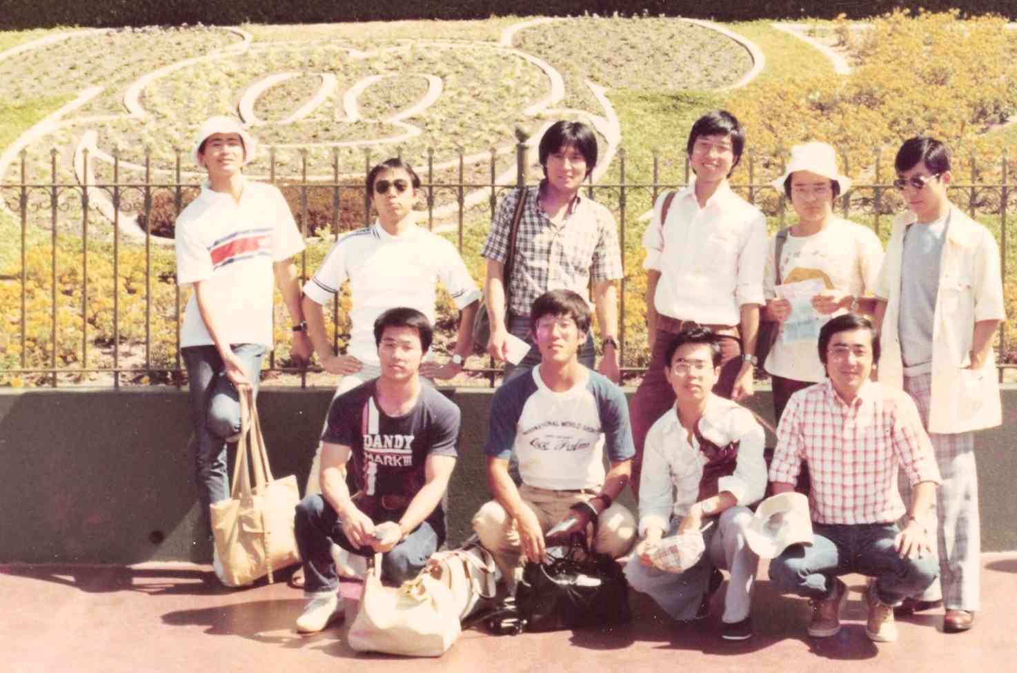 夏休みの米国ホームステイツアーに参加した筆者（前列左から2人目）ら＝1978年、アナハイム市のディズニーランド