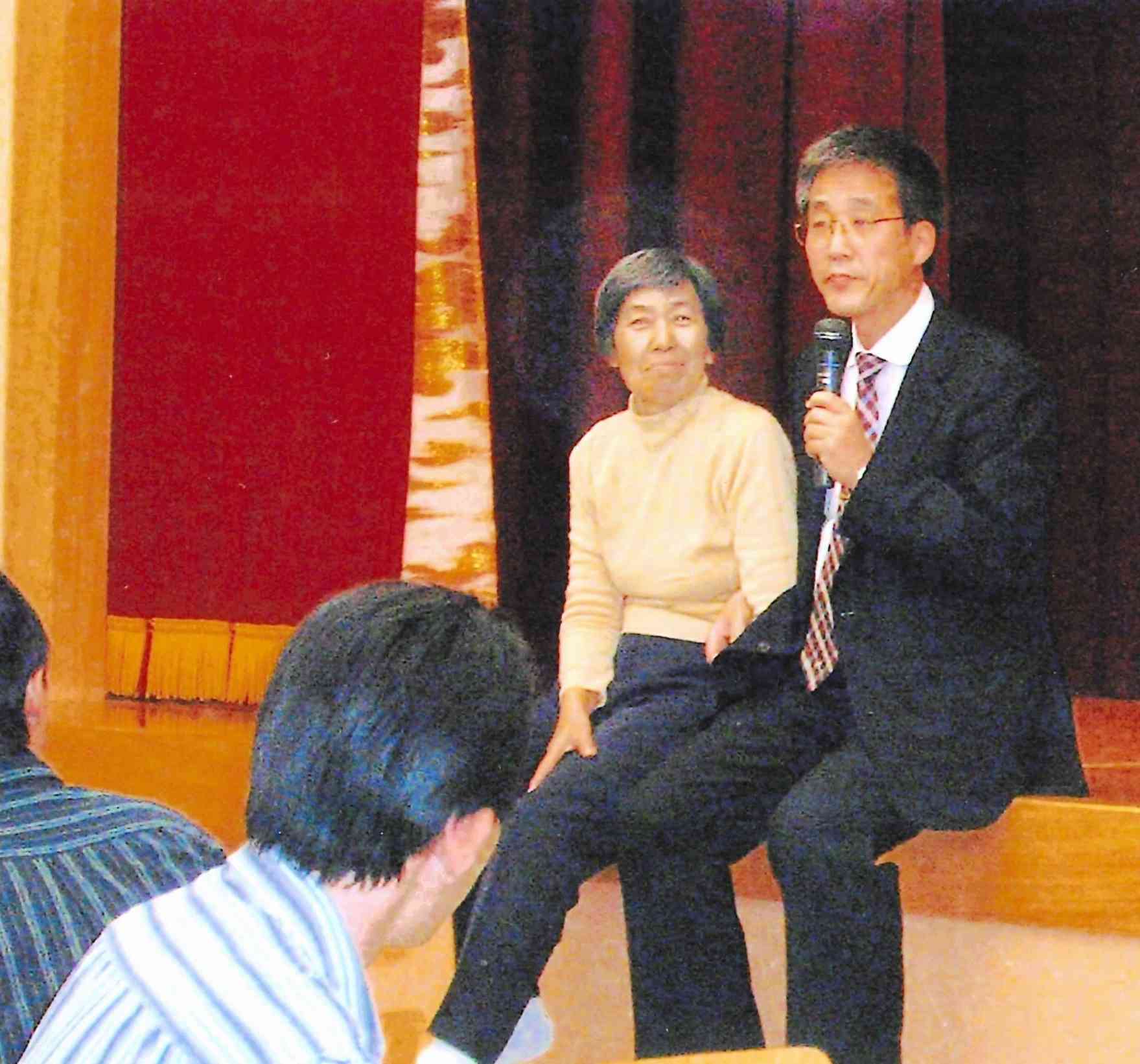 道しるべの会で天草に一泊旅行。筆者（右）と志多田正子さん＝2003年