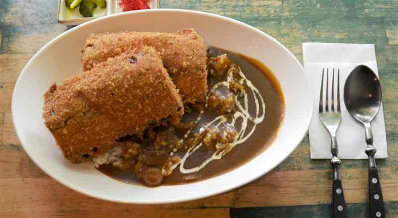 パン粉を付けて揚げた大ぶりのナスが盛られた「茄子のカツカレー」