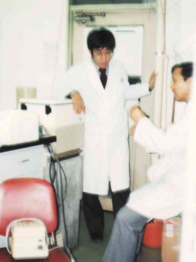 第二生化学実験室で井上正康助教授（右）と筆者＝1987年