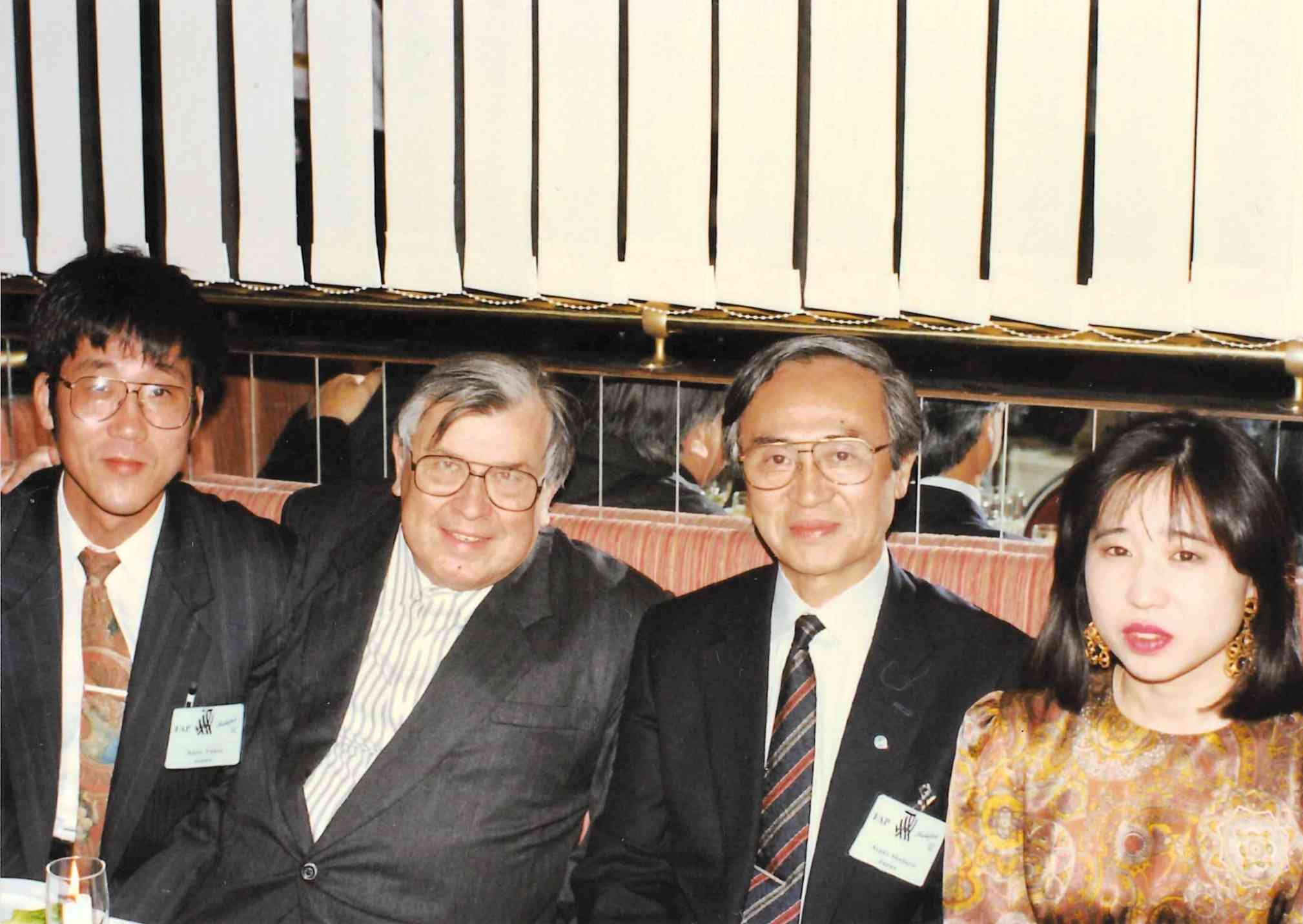 左から筆者、ノーベル医学生理学賞受賞者のガジュセック氏、恩師の荒木淑郎教授、筆者の妻恵子さん＝1991年、スウェーデン・シェレフテオ