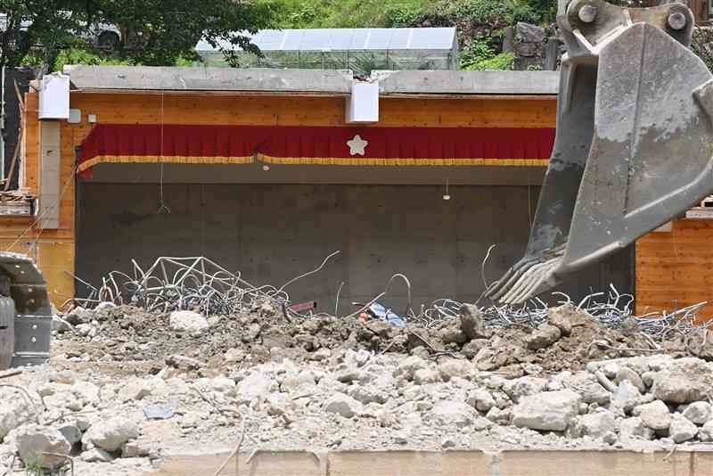 6月23日、校舎の解体が進み、ほぼ更地となっていく中、体育館のステージ部分だけが校外から見えた。卒業式や入学式といった、子どもたちの晴れ舞台を幾度も見守ってきたことだろう。