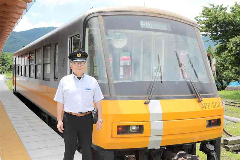 南阿蘇鉄道に復帰した内川聖司さん＝6月22日、高森町