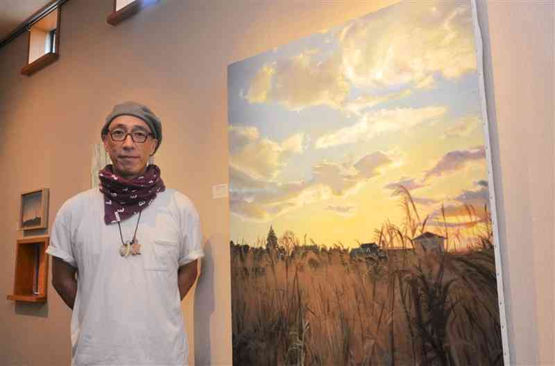 初めての風景画展を開いた似顔絵アーティストのJEROさん＝菊池市