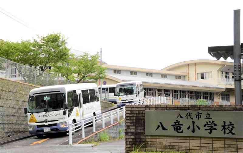 熊本豪雨の影響もあり、今春の新入生がゼロだった八竜小。町外から通っている児童もいる＝6月30日、八代市坂本町