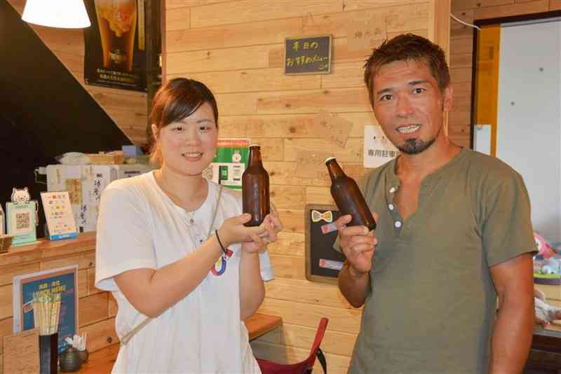 クラフトビール「7.4」を発売する笑顔食堂の嶋村誠一さん（右）と江川始佳さん＝人吉市