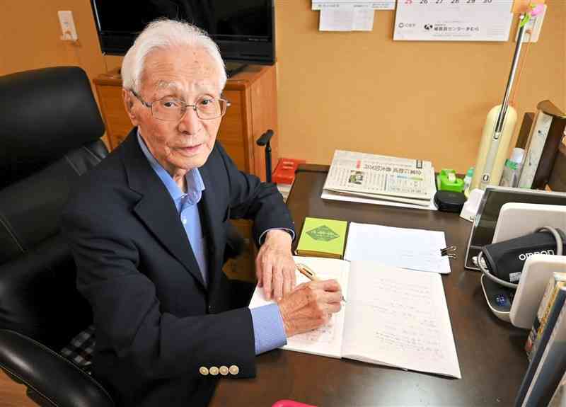 短歌や俳句など短文芸の創作を続ける100歳の古田千万穂さん＝6月29日、熊本市東区