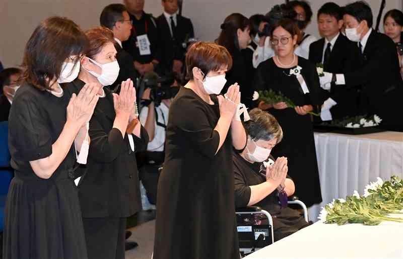 人吉市の熊本豪雨犠牲者追悼式で、祭壇に献花する遺族ら＝2日午前、人吉市カルチャーパレス（石本智）