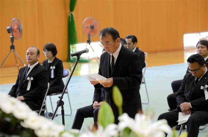 八代市の犠牲者追悼式で、地域代表として言葉を述べる平野和臣さん＝2日、八代市坂本町