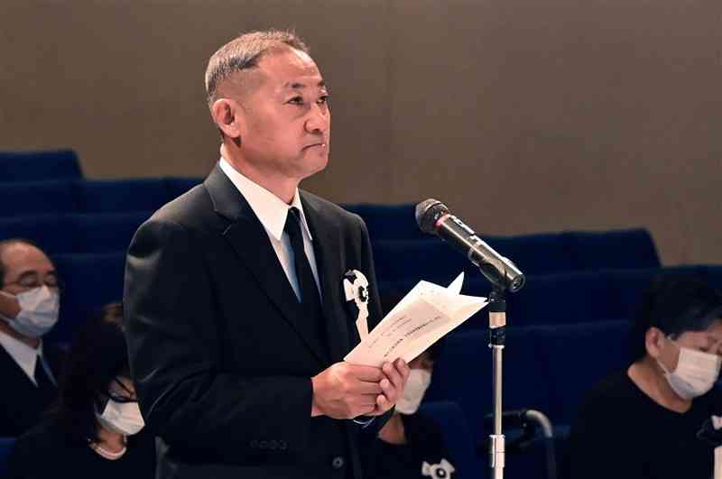 人吉市の熊本豪雨犠牲者追悼式で、追悼の言葉を述べる遺族代表の倉岡伸至さん＝2日午前、同市（石本智）