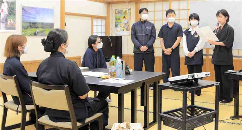 「黒川塾」で、温泉街を盛り上げる企画を発表する4期生たち＝南小国町