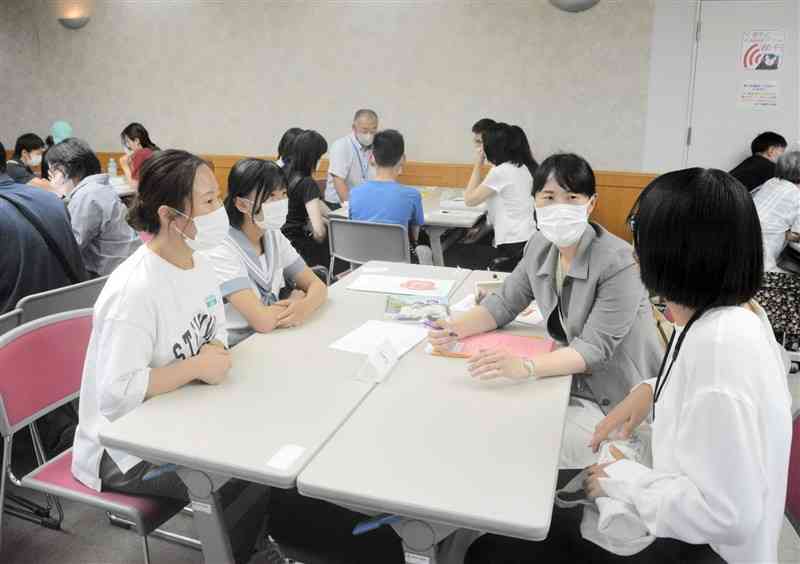 高校進学について話し合う外国ルーツの中学生と保護者、教職員ら＝熊本市中央区