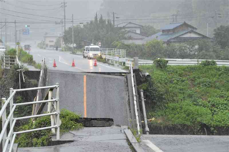 御船川の増水で崩落した国道445号の金内橋＝3日午前、山都町（枝村美咲）