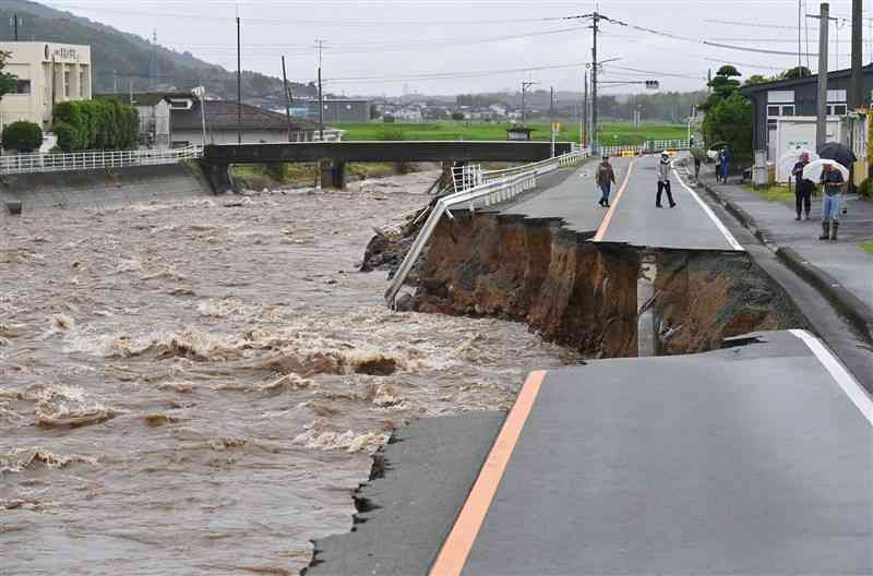 崩落した木山川沿いの県道28号（熊本高森線）。左端は津森小＝3日午後1時30分ごろ、益城町（小野宏明）